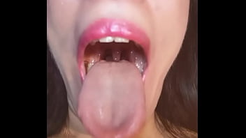 かわいい若い女性はあなたを彼女の美しい口の中に入れたいと思っています HD (セクシーな女性の卑劣なトーク付き)