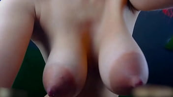 彼女のエキゾチックなおっぱいを平手打ちして絞る