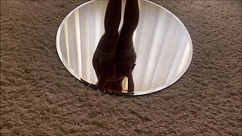 セクシーなアルデンティーナは鏡の上で自動ディルドを使って非常に強い潮吹きオーガズムを得る