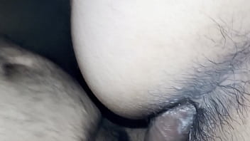 夫は彼女に話しかけ、友達と一緒にもう少し滞在するつもりだと言いました。