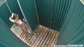 本物の公共プールでの最初の盗撮カム