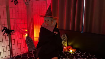 ハロウィーンのハメ撮りでイマラチオと足コキをした後、美しい吸血鬼のサックラに精液を与える