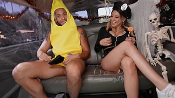 BANGBROS - マッツ・フローレスとデレク・サベージのバン・バス・ハロウィン
