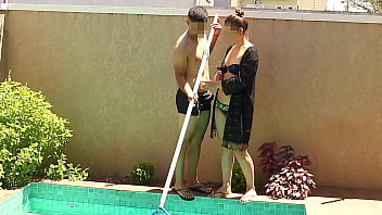 予告編 - 妻がプール掃除の少年とセックスしているところを目撃しましたが、私たちは一緒に彼のお尻を犯します