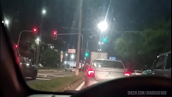 ノヴィーニャは2人で車の中で愚痴を言い、1人をしゃぶって、もう1人とセックスした