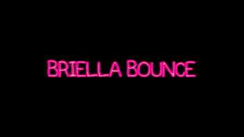 Блондинка Briella Bounce делает межрасовую дрочку и делает минет, получает камшот на лицо