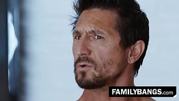 FamilyBangs.com ⭐ いたずらなマッサージ師の若い女性が親友の父親をこすりファック、ブリトニー ライト、トミー ガン