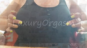 興奮したは我慢できず、カメラの前で巨乳を刺激し始めた - LuxuryOrgasm