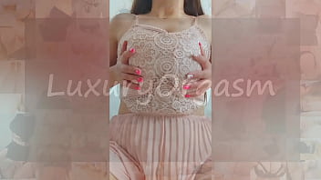 ピンクのドレスと茶色の髪の可愛い女の子が大きなおっぱいで遊ぶ。アマチュアビデオ