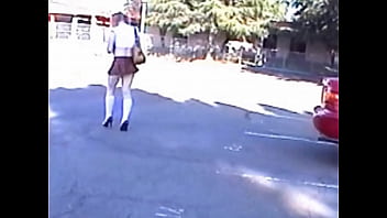 合格点を得るために教師に搾取された片思い中の世間知らずの若い女性。