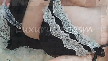 巨乳の義理の妹はセクシーなランジェリーを着て、大きなおっぱいで遊び始めました