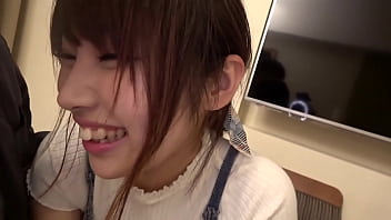 米娜是個 20 歲的聰明女人，噴得很多，感覺也很多！！ 她的陰戶非常敏感，沒有任何身體接觸就會濕透！ 她的胸部很大，看起來很性感！