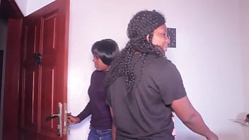 中央アフリカ出身の男たちといたずらな女の子が3Pでセックスする、これはバイセクシャルとレズビアンのファンタジーだ
