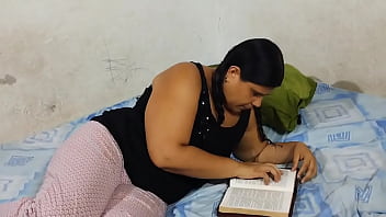 ママの夫が私を罪に陥らせ、その言葉を読んでいる間、私は彼の大きくておいしいチンポに犯されてしまいます。