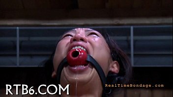 美女のおまんこに対するペニス罰