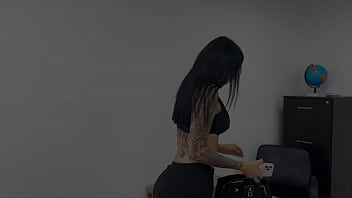 美人教師が教室でポルノビデオを録画する