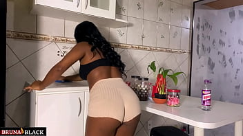 妊娠中の主婦がキッチンで掃除をしながら熱いセックス。 Sheer.com/brunablack を完了してください)