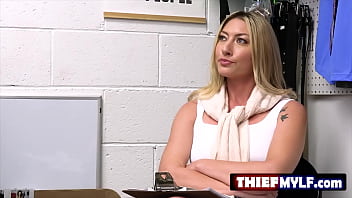 彼女は偽のクレジットカードを持っているセクシーな熟女ですが、警備員の巨根に捕まり、濡れたマンコを射精するまで叩き込まれ、彼の精液を飲み込みます