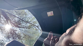 パブリックディックフラッシュ！ハイキング中の車の中でセンズリをしているところを世間知らずの女性が見つけて助けてくれた。