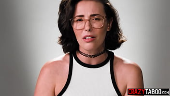 美しい完璧なおっぱいの熟女ポルノスター、ケイシー カルバートがオナニーを楽しむ