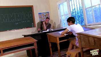 教師は彼の精液を飲み込みながら、彼の拘留中の可愛い人に大喜び