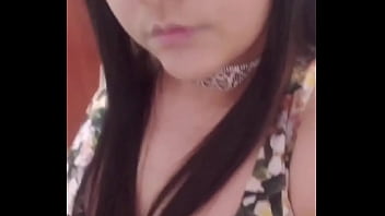 裸になっておもちゃを使うセクシーな若い女の子 - パート 1