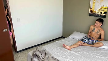 コロンビア人のラテン系義理の妹が家にいて、携帯電話の遊び方を教えてほしいと頼んできたのですが、彼女はとても熱く私に美しいお尻を見せてくれました。