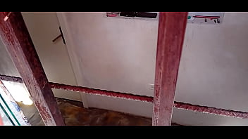 新しいドローンを飛行させている間に、寝取られ男は不貞の妻がメッセンジャーとセックスしているところを窓越しに目撃する。
