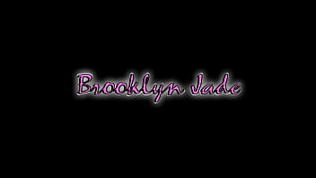 Brooklyn Jade позволяет своему черному сводному брату трахнуть ее