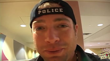 何かで警察に捕まったがアナルを徹底的に検査され顔射される