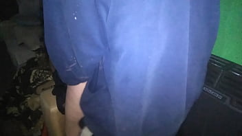 私は彼女のひもを横にずらして、キッチンのソファで彼女を犯しました