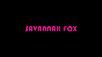 Брюнетке Savannah Fox наполняют кримпаем в ее мокрую сквиртующую киску