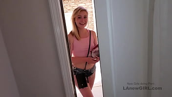 セクシーなブロンド美女がモデルオーディションで顔にザーメンをぶっかけられる