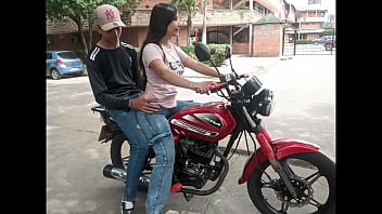 近所のデクにバイクの乗り方を教えていたら、エッチな女の子が私の足の上に座ってきて、とてもおいしかったので興奮しました