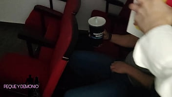 私はポルノ映画館に行き、一番大きなチンポを持った男とセックスします。 1