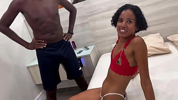 男2人による寝取られセックスで解放された人妻は絶頂してしまう