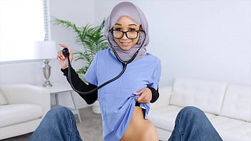 ヒジャブ看護師は、患者の性的パフォーマンスを徹底的に検査するために患者に性的興奮を与えることに同意しました! - ヒジャブラスト