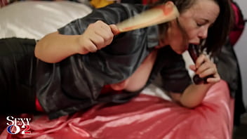1731 (01) - ファックホワイトアマチュア熟女、グリーンレザーパンツ、レッドサテンボディスーツ、ヒール、後背位、ハメ撮り、お尻舐め、フェラ、スパンキング