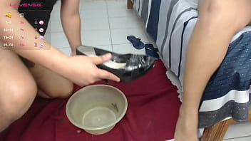 義父は私に小便を全部飲ませ、彼の巨大なチンポを私の口に入れました