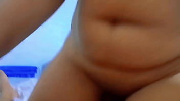 義弟とセックスする、私はエッチな従順な義妹です。私は熟練のカウガールのように彼のチンポの上でふしだらなお尻を跳ねさせます、私はコンドームなしでファックするのが大好きです!!私と性交したいですか？
