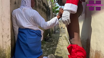 裏庭でサンタと連続クリスマスセックス。レッドを購読してください