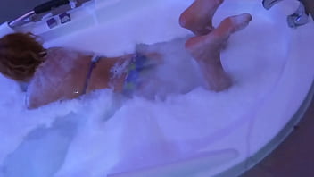 お尻を犯される前に夫の親友とモーテルのジャグジーで