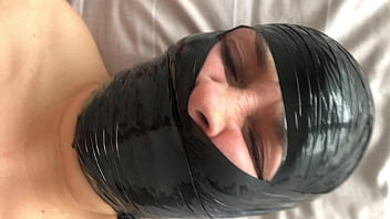 TouchedFetish - BDSM スレーブはテープ猿轡 - 大声でうめき声オーガズム - 自家製素人ボンデージ - 従順な妻が顔面ファックされる