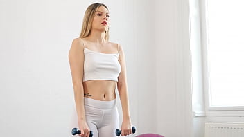 私のジムでヨガパンツを履いたイタリア人観光客のアナル中出しのハメ撮り