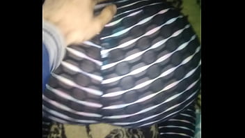 POV 私は彼女の T バックを横に移動して、犬のペニスを彼女の中に入れました