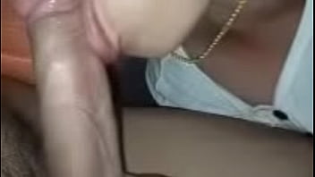 タイのポルノスターのマンコをファックし、チンポをしゃぶってマンコを広げ、彼女のクリトリスの穴に中出しするまでチンポを彼女のクリトリスに詰め込む。