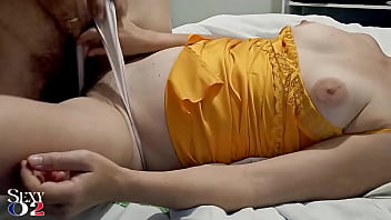 1755 - 黄色のサテンのドレス、コルセット、サテンの白いパンティー、白人の熟女、ドギー スタイル、ハメ撮り、イマラチオ、尻から口へ