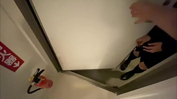 彼女をマッサージしているとムラムラしてしまいお互いはじめてのS○X