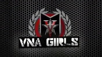 Симпатичная крошка Lily Adams сосет большой толстый член Alex Legend!