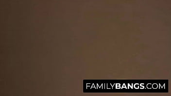FamilyBangs.com ⭐ 継父が娘の汗でベッドをおねしょする、キャロライナ・スイーツ、エリック・マスターソン